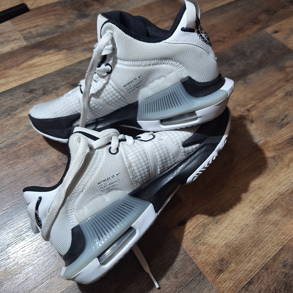 NIKE LEBRON WITNESS 7 White and Black Basketball Shoes. Size 8. - Picture 2 of 9